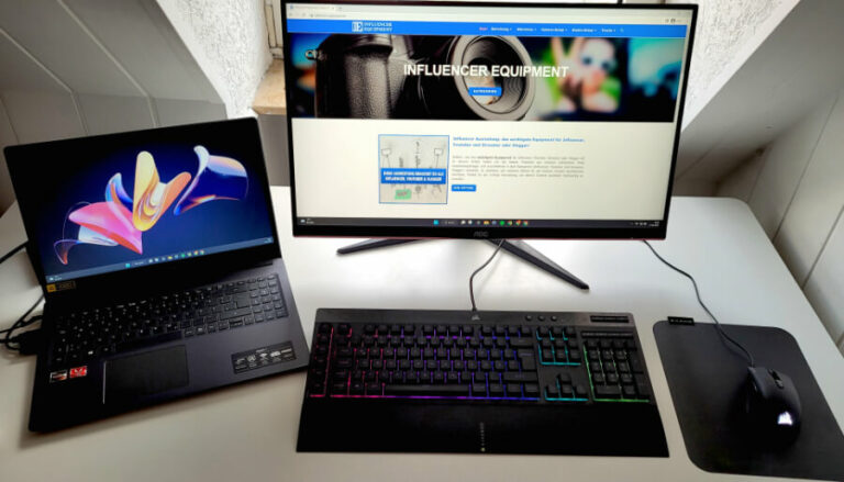 Schreibtisch mit Gaming-Monitor, Notebook und Zubehör